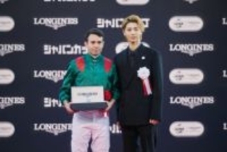 高杉真宙、ジャパンカップ表彰式に参加　『ザ・ロイヤルファミリー』秘話も語る