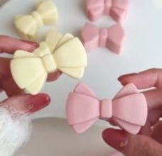 バレンタインで悩む人に朗報、“材料2つで作る”「オレオクランチリボンチョコ」が簡単＆かわいすぎる