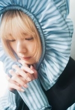 櫻坂46藤吉夏鈴、祈りの表情も美しい　スタイリッシュな撮り下ろしグラビア披露