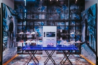 YOASOBI×ASICSコラボアパレルの販売が開始　ASICS原宿では特別装飾も展開中