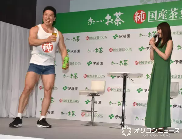 有村架純、“おそろいタンクトップ”なかやまきんに君からのお茶注ぎに大笑い「いつもより国産を感じます」