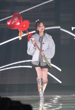 【TGC】山下美月、淡色×ブラックの甘辛コーデ　多幸感あふれる笑顔