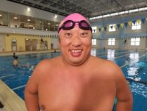 ロバート秋山、体重約10キロ増→市民プールで泳ぐ　スイムウェアの“マダムたち”と共演