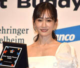 「前田敦子、新たな“ベストバディ”は「出会いがあれば」　美デコルテ＆美背中を大胆披露」の画像1