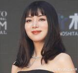 「池田エライザ、USJ満喫コーデに反響「めっちゃ絵になる」「可愛すぎ」　購入グッズを使った着こなしも」の画像1