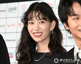 森川葵、ユニークなリバーシブルドレスでレッドカーペット　令和ロマン・くるま監督の短編映画に出演