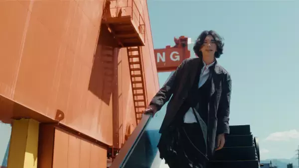 米津玄師、NHKサッカーテーマ「烏」MV公開　“笑顔”に反響「見てるこちらまで笑顔に」「笑顔に見惚れて寝不足」