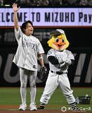 「T.M.Revolution、ホークス球団マスコットのハリーホークへ筋肉アドバイス「デカいだけじゃない、残すことも大事」」の画像1