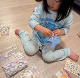 「「貴重なシール」を壁一面に惜しみなくペタペタ…3歳児の“無駄遣い”に「気楽に遊ぶものです」」の画像1