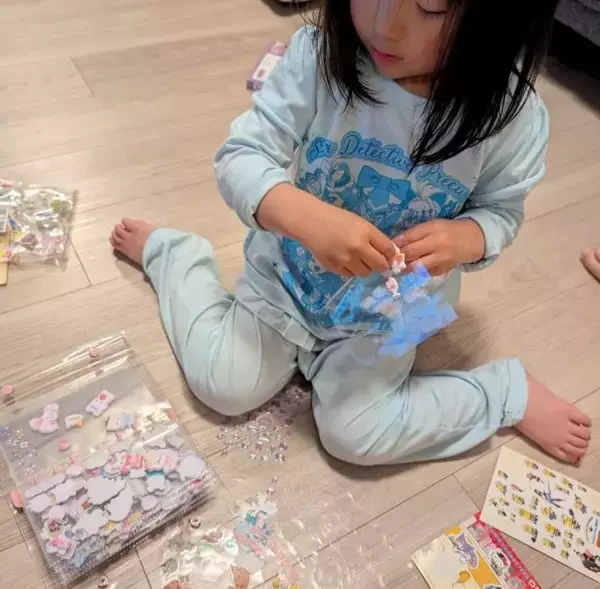 「貴重なシール」を壁一面に惜しみなくペタペタ…3歳児の“無駄遣い”に「気楽に遊ぶものです」