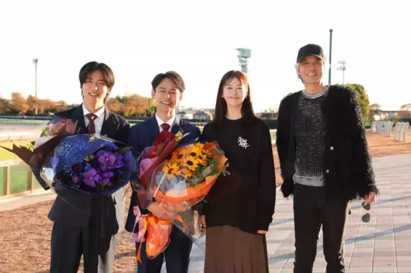 妻夫木聡＆目黒蓮『ザ・ロイヤルファミリー』クランクアップ　佐藤浩市＆松本若菜が“極秘サプライズ”で涙の門出