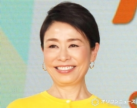 安藤優子、60代の“オールグレー”冬コーデを披露　首元ストールの“差し色”がポイントに「おしゃれで素敵」「とても似合ってます」