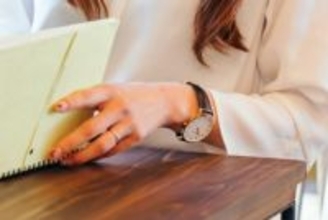 「それ、スマートウォッチなの？」「見た目アナログ、中身は最先端」通知も健康管理もできるクラシックルックの腕時計