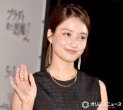 谷まりあ、シックなカラーのドレスで登場「芯のある女性をテーマに」