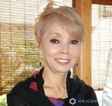 研ナオコ、自宅ミニテラスのガーデニングを披露　初夏咲きのクレマチスが鮮やかに開花「お見事」「きれいに咲きましたね」