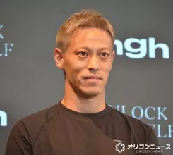 【W杯2026】本田圭佑、チュニジア戦での“オフショット”3枚を公開　真剣表情＆“2ショット”ほか