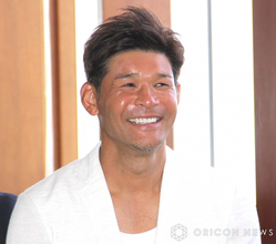 照英、19歳長男の筋肉美に驚き「かなり増大している」　“マッスルポーズ”決めた近影を紹介「ムキムキだね～すごい」「笑顔が照英さんそっくり」