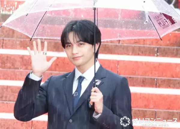 【東京国際映画祭】ナビゲーター・中島健人、大雨でも機転効かせたあいさつ「映画にとって恵みの雨」