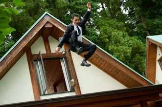 Snow Man岩本照、2階からスタントなしの大ジャンプ 『恋する警護24時』で恋も警護も波乱の予感