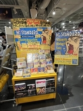 Hi-STANDARD、CDショップ115店舗に“スマートポスター”掲出　スマホのタッチで新曲が試聴可能に