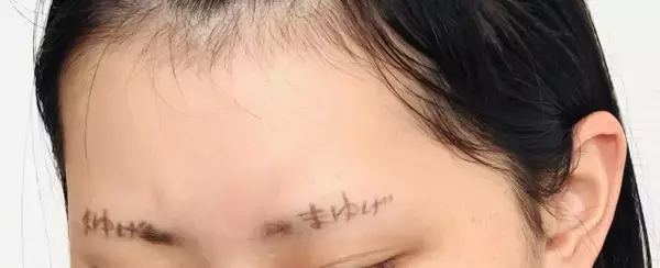 眉毛を剃りすぎた高2娘…ステップファミリーママが“渾身の眉メイク”、思春期親子のほほえましい遊びに「朝から大笑いしました」