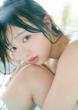 蒔埜ひな、写真集の先行カットが公開　胸元があいたワンピースであどけない表情