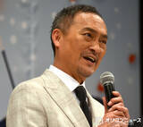 「渡辺謙、『木挽町のあだ討ち』時代に忠実なセットを絶賛　『国宝』交えユーモアたっぷりに伝える「スケールで言うと…」」の画像1