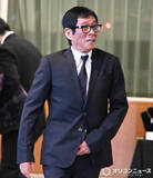 「明石家さんま、中村玉緒さんの通夜に参列　報道陣のカメラに右手を挙げる」の画像1