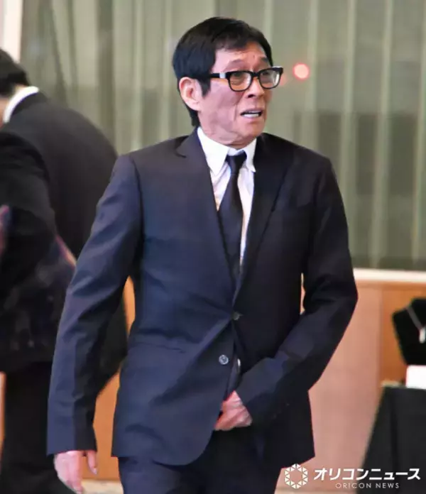 明石家さんま、中村玉緒さんの通夜に参列　報道陣のカメラに右手を挙げる