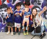 「【W杯2026】キックオフ直前の渋谷、熱気高まる　休日昼間の試合　街行く人、青いユニ青いユニ青いユニ…」の画像1