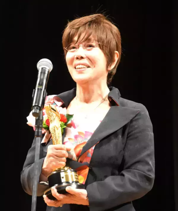 平野レミ、右腕粉砕骨折→ギプス姿で料理特番生登場「大変なの！大ピンチね」