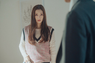 宮本茉由“菜穂”、夫のスーツから見知らぬピアスが…　『この愛は間違いですか』第3話【あらすじ】