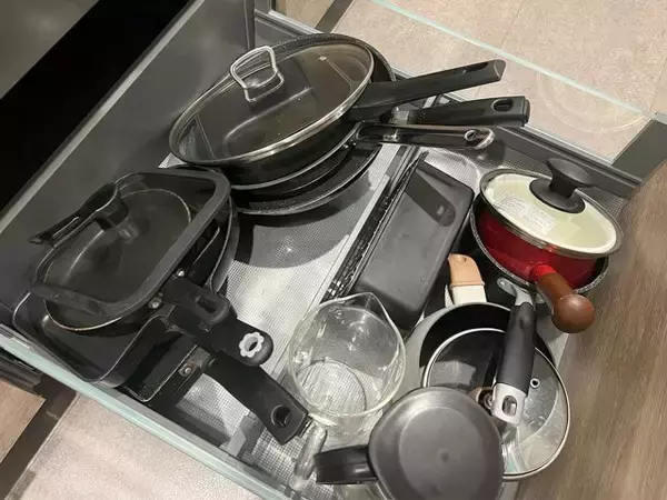 シンク下が「ごちゃごちゃしてる」「上手く片付けられない」　家がすっきり片付く『山崎実業』のフライパンスタンドに「一生物かも！」と絶賛の声