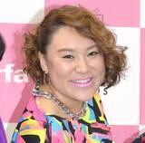 「バービー、“築160年の古民家”で長女2歳の誕生日を祝福　家族3ショットを公開「おしゃれでかわいい」「あぁ、いい笑顔」」の画像1