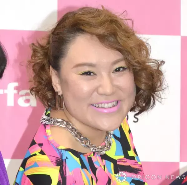 バービー、“築160年の古民家”で長女2歳の誕生日を祝福　家族3ショットを公開「おしゃれでかわいい」「あぁ、いい笑顔」