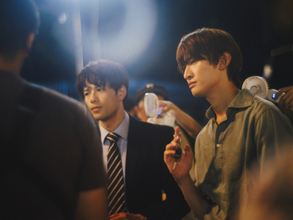 森崎ウィン＆向井康二、オフ時間でも親密な空気　映画『（LOVE SONG）』メイキング映像が公開