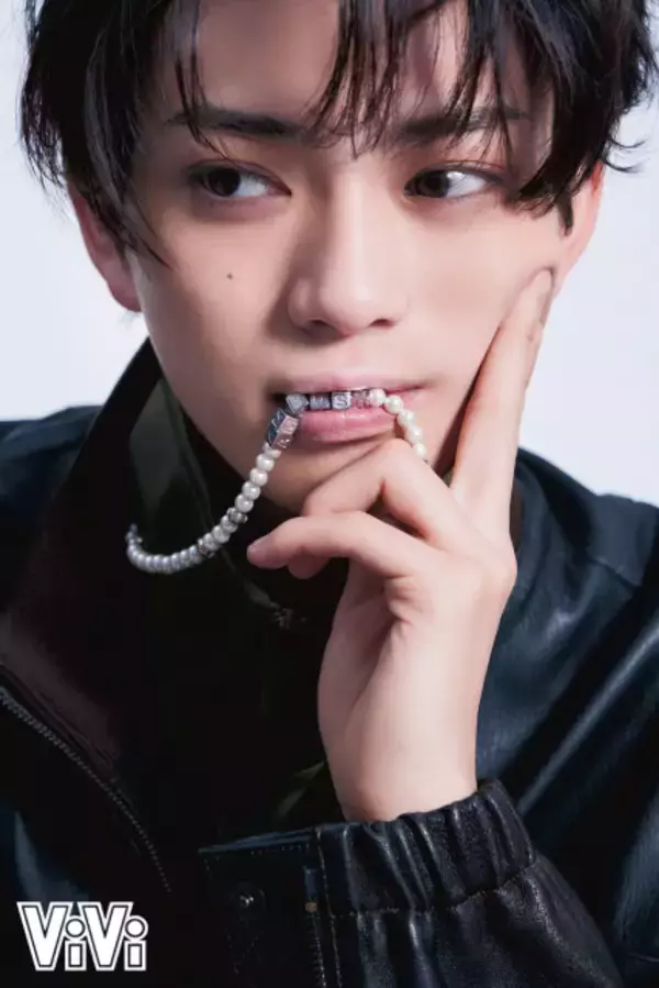 岩瀬洋志、ジュエリー身に着け“致死量”の輝き　目を輝かせながら撮影「次は何をつけるの？」