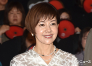 沢口靖子、純白ワンピースで華やかな笑顔　息子役のなにわ男子・長尾謙杜から「地元の懐かしい香りがした」