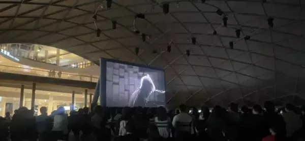 坂本龍一さん最後のピアノソロ作品『Opus』を大阪で野外上映　約7000人が来場