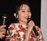 「ベッキー、ド派手な衣装で舞台あいさつ　チビっ子たちに『仮面ライダー』出演を自慢へ」の画像1