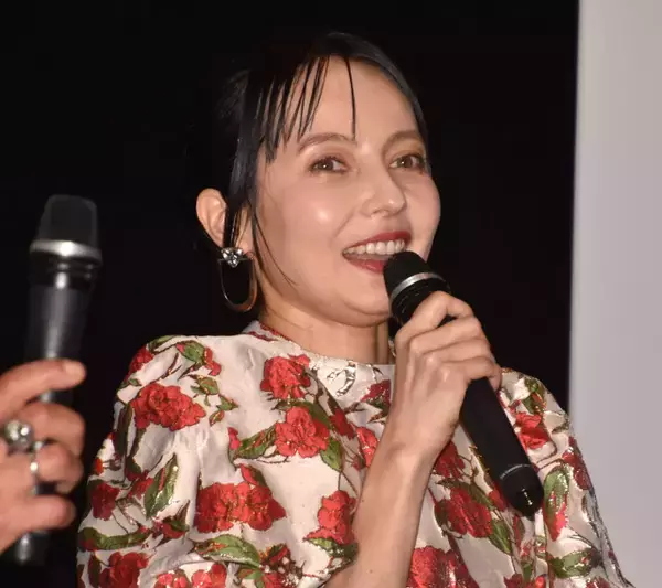 ベッキー、ド派手な衣装で舞台あいさつ　チビっ子たちに『仮面ライダー』出演を自慢へ