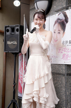 元宝塚歌劇団の娘役スター、錦糸町に登場　店頭で歌唱＆2ショ撮影会　有沙瞳「自分の存在を知っていただけたら」