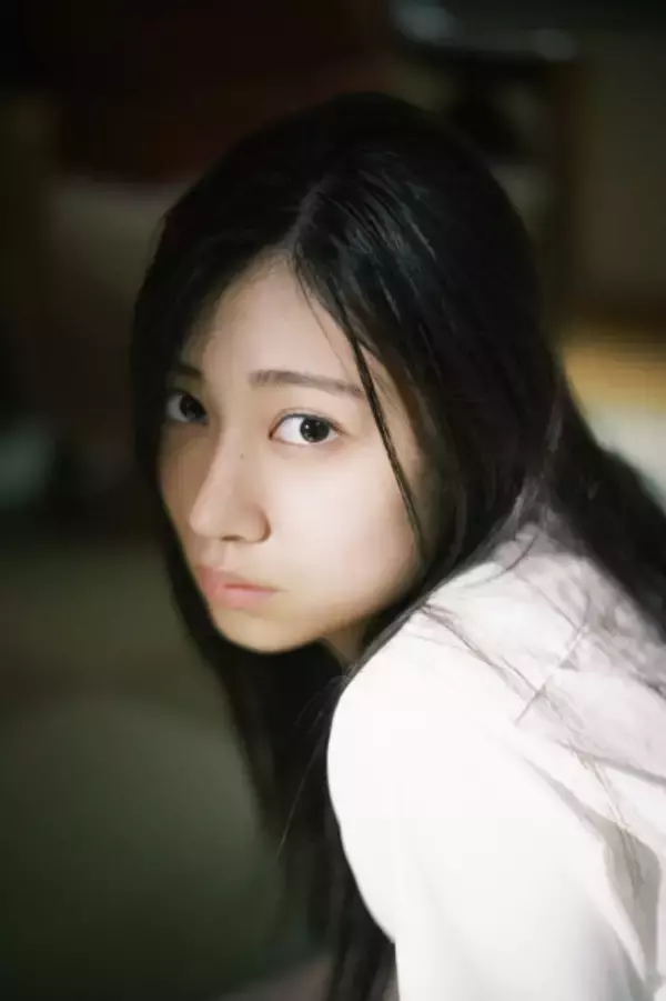 乃木坂46グループ最年少・川端晃菜、15歳とは思えない表情も見せる夏グラビア
