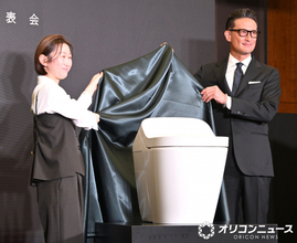 松岡昌宏、異例の便器抱えたフォトセッション　汗だくに「結構、重いね」　重さは22キロ