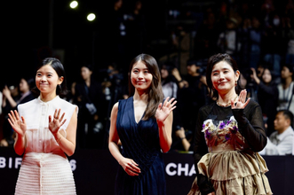 有村架純、釜山映画祭で「勇気をもらいました」　石田ひかり＆姫野花春とレッドカーペットに登場