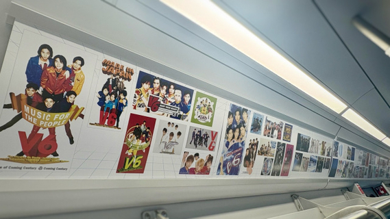 V6、サブスク解禁記念で“同期”のゆりかもめの車両ジャック　30年の歩みを振り返る走る展示空間に