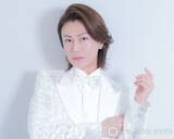 「氷川きよし、大物ミュージシャンらとの“スイーツパーティー”プライベートショットに反響「楽しそうなお写真」「わお！紅一点～」」の画像1