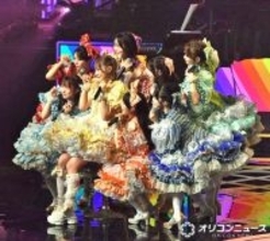 【レコ大】左足首の剥離骨折・CUTIE STREETの古澤里紗、イスに座ってパフォーマンス　安住アナがエール