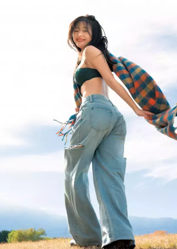 “ネクストブレイク俳優”和内璃乃、久しぶりの水着姿　“やわらかボディ”を大胆披露