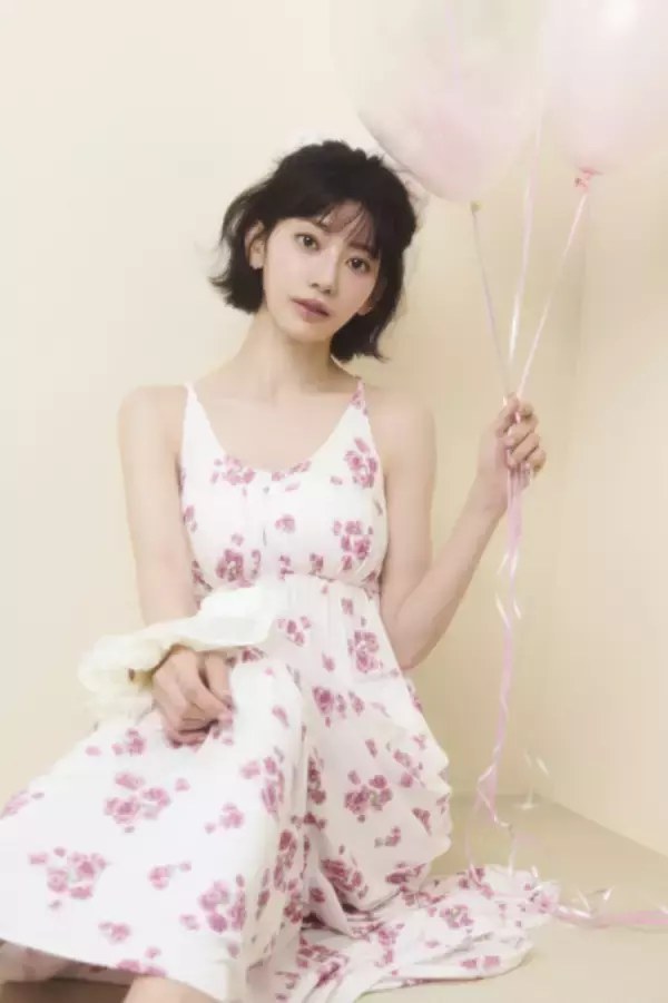 LE SSERAFIM・SAKURA、甘くやわらかい空間で美背中披露　「ジェラピケ」新作ビジュアル“桜”公開